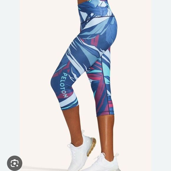 Peloton Women WITH Expedition High Waist Revesible Capri Legging Size X-Small - Picture 2 of 9